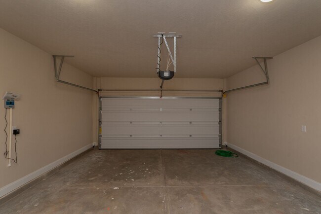 Building Photo - Like-new 4 bed/2.5 bath home for lease nea...