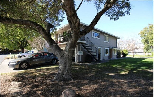 Building Photo - 2 Bedroom Condo Near Coddingtown