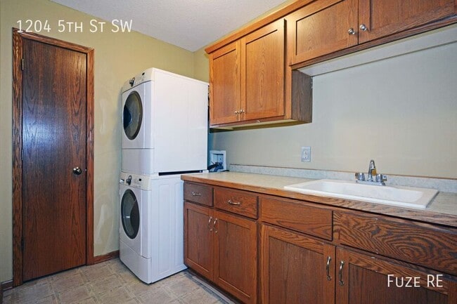 Building Photo - 1204 5th St SW