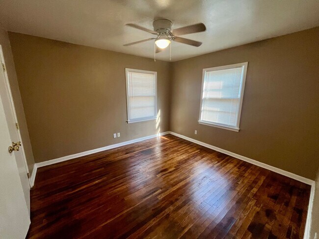 Building Photo - Centrally Located 2/1/1