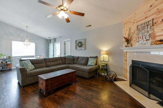 Building Photo - Welcome to your future home in Branson, MO!