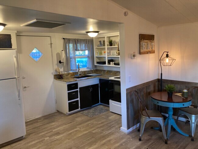 Building Photo - 405 W Aspen Ave