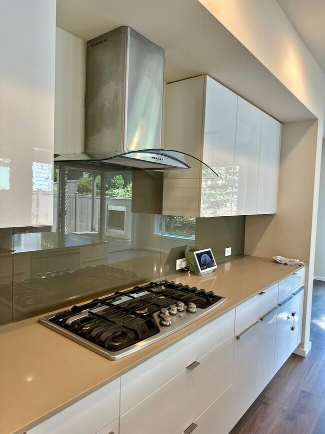 Building Photo - Luxury 4bed/2.5 bath home on Cul-de-sac! E...