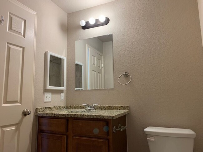 Building Photo - Town home for rent
