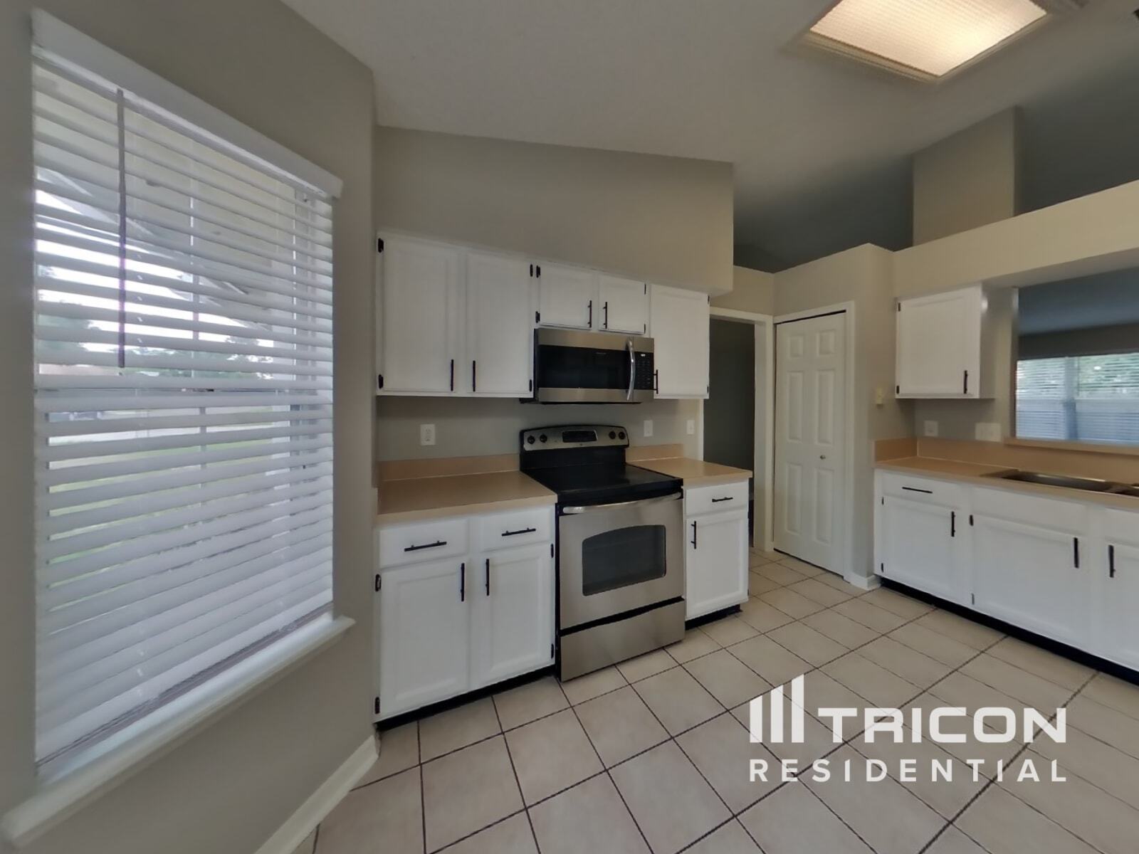 Building Photo - 8465 Country Bend Cir W