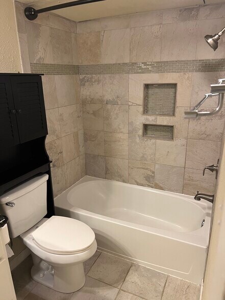 Building Photo - 7102 N Holiday Dr