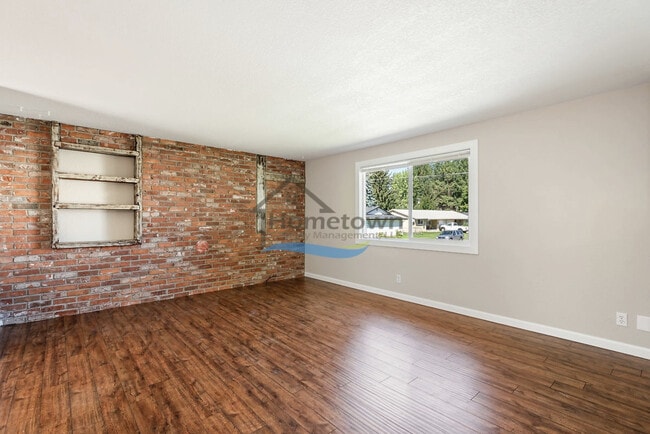 Building Photo - 3 Bedroom 2 Bath home with unique charm ri...