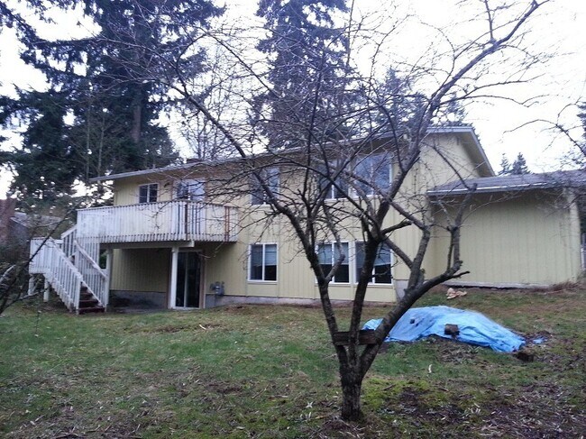 Building Photo - Ideal Split-Level Lake Hills Home