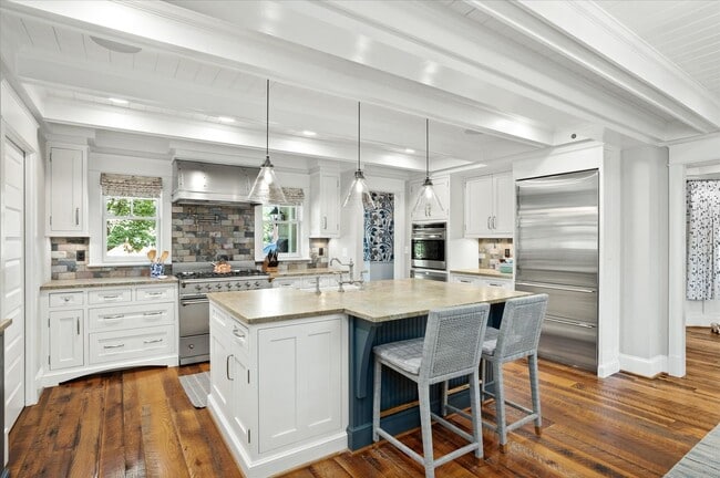 Building Photo - Exceptional Living in the Heart of Arlingt...