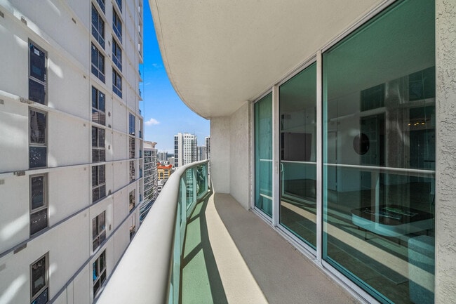 Building Photo - 347 N New River Dr E