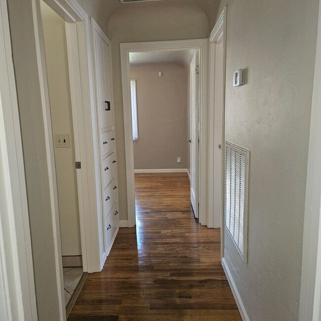 Building Photo - 2 Bedroom 1 Bath Home Recently Renovated