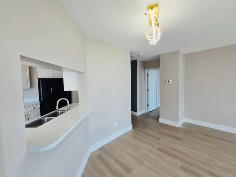Building Photo - 100 Harborview Dr