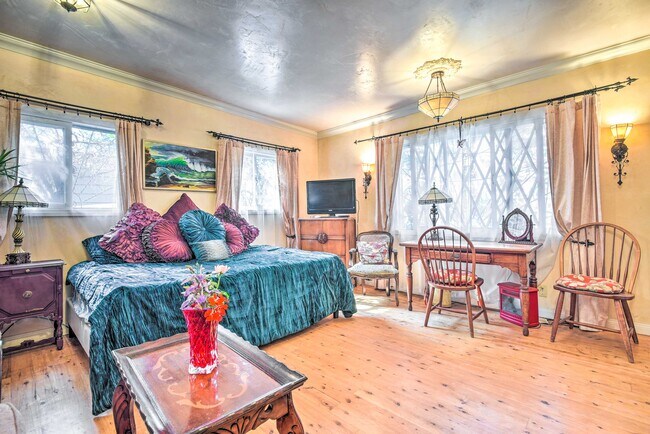 Building Photo - 2434 Cloverfield Blvd