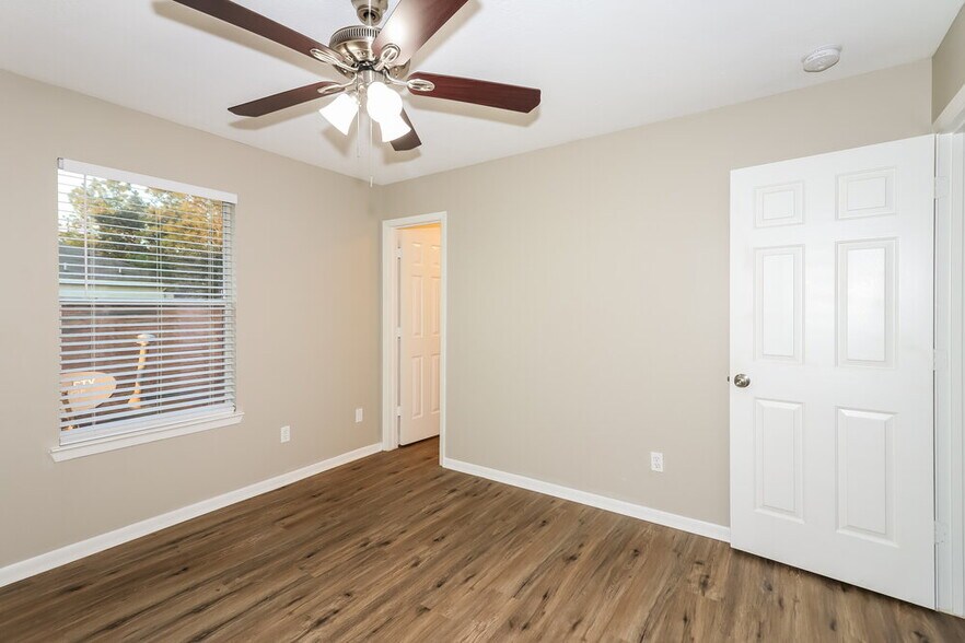 Building Photo - 5911 Shining Leaf Ct