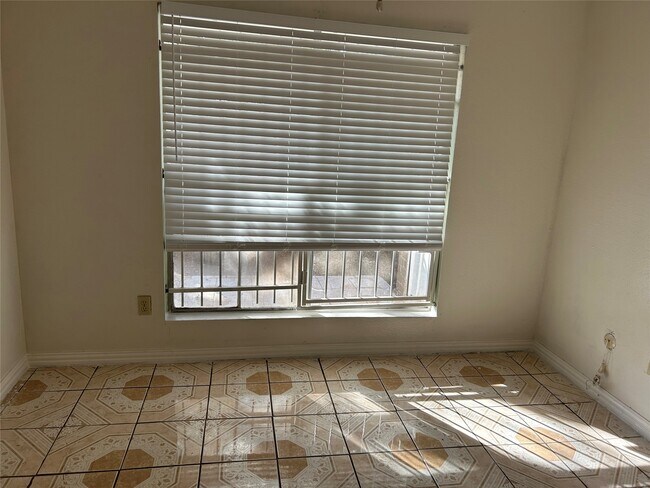 Building Photo - 3900 Woodchase Dr