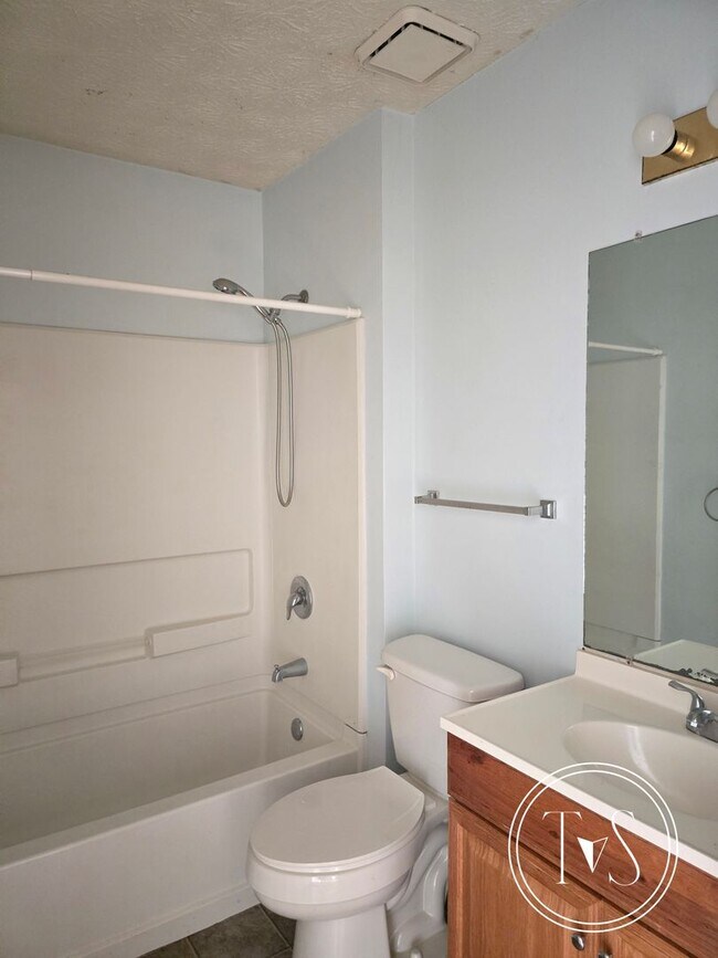 Building Photo - 613 Ryan Ln