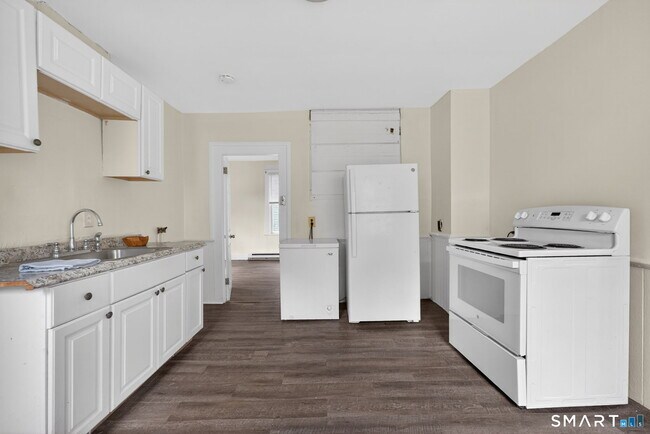 Building Photo - 27 Beacon St