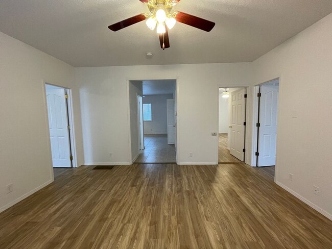 Building Photo - Charming and Updated 1913's Home! Woodstoc...