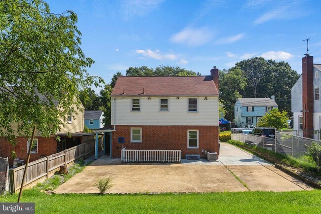 Building Photo - 4816 Woodlawn Dr
