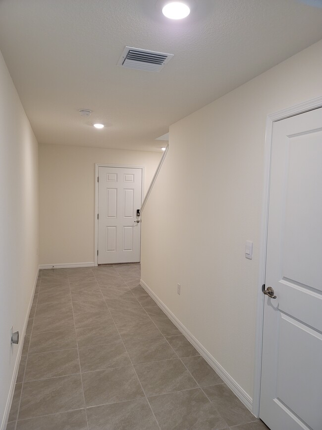 Entry way + storage under stairs - 3226 Evenmore Wy