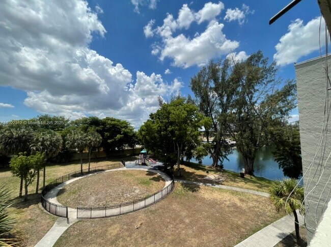 Building Photo - 10000 NW 80th Ct