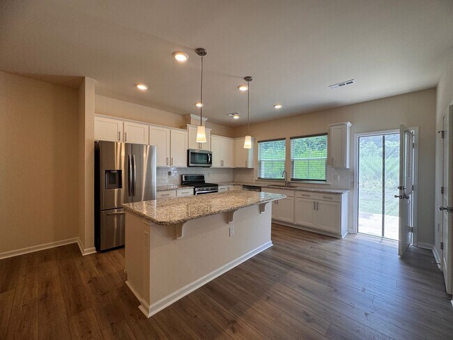 Building Photo - 3BR 2.5BA Townhome