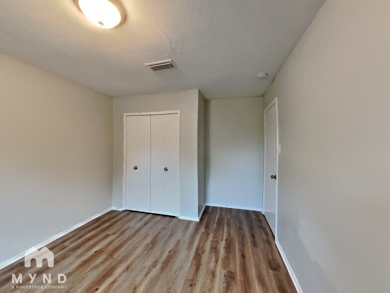 Building Photo - 3451 Pebbleshores Dr