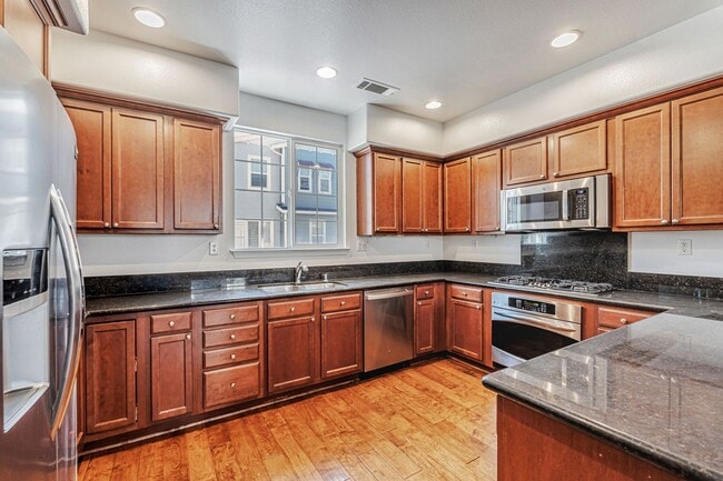 Building Photo - 1,331 sq ft with 2 on-suite bedrooms and o...
