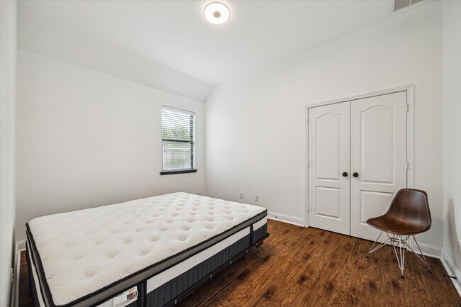 Building Photo - 31 Butternut Grove Place