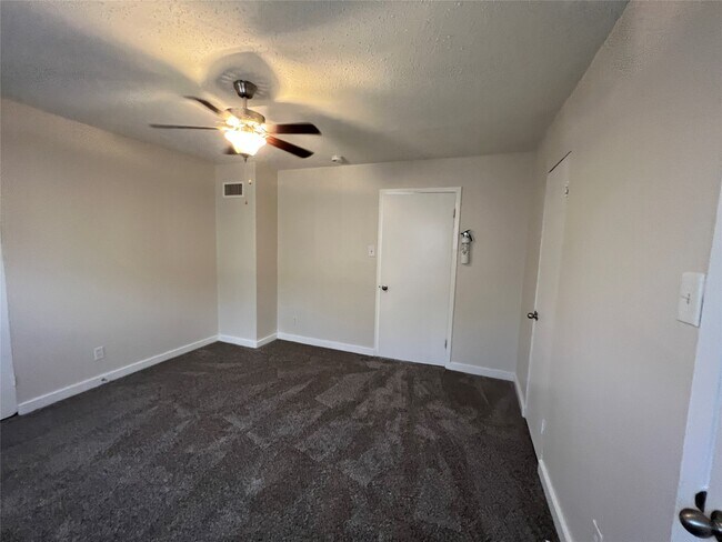 Building Photo - 5415 Scott St