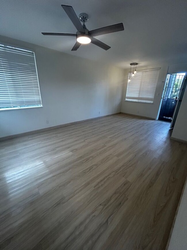 Building Photo - Available Now!  1 bedroom/ 1 bathroom/ 1 a...