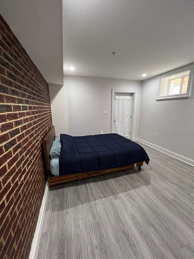 Building Photo - Newly Renovated Split Level Row Home in Tr...