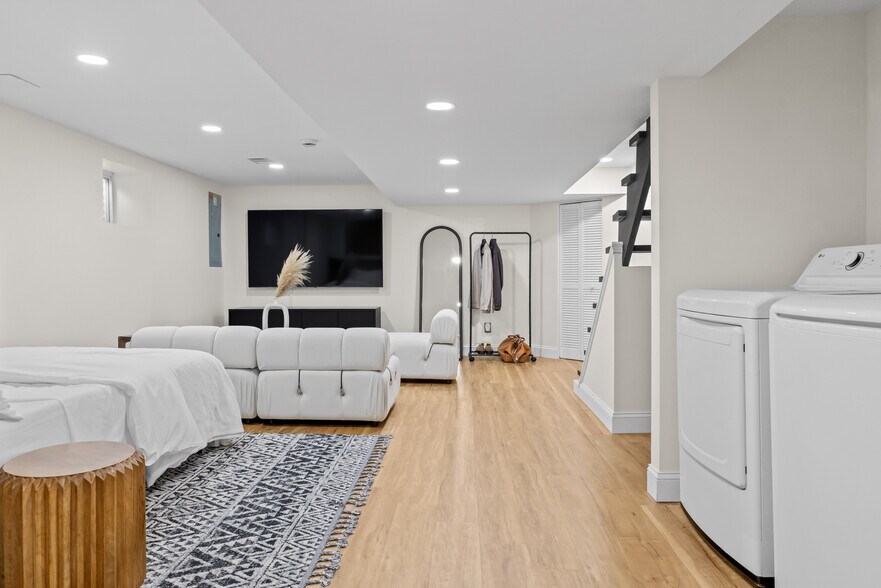 Building Photo - 125 Urell Pl NE