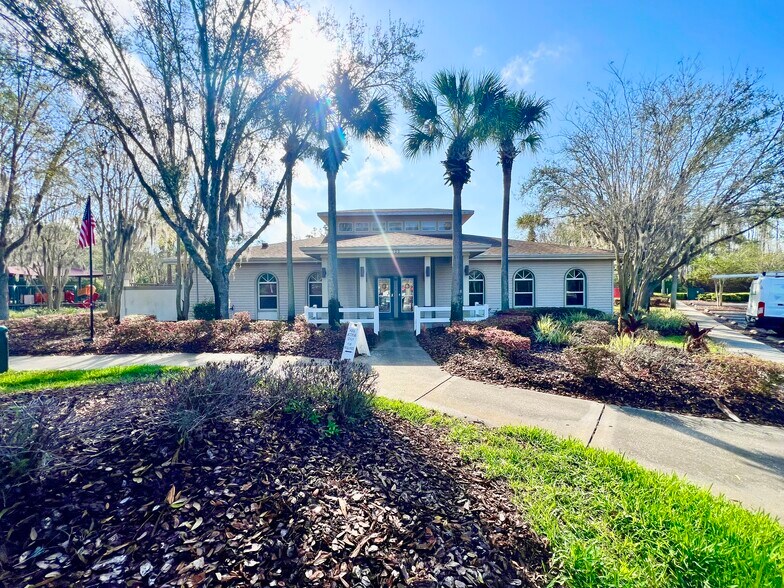 Building Photo - 1131 Zephyrhills Byp