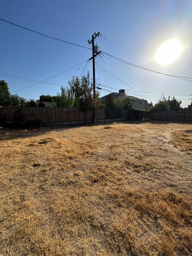 Building Photo - 3046 E Robinson Ave
