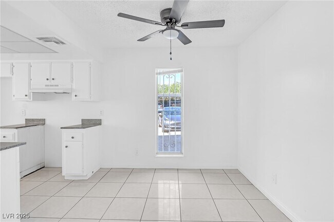 Building Photo - 1405 E Vegas Valley Dr
