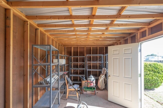 Building Photo - 1523 Doe Ln