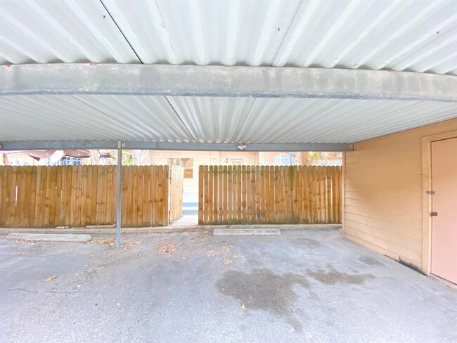 Building Photo - 7700 Creekbend Dr