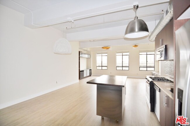 Primary Photo - 849 S Broadway