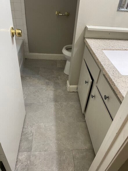 Full bath - 5589 Gates Cv