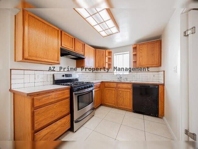 Building Photo - 2830 E Sheridan St