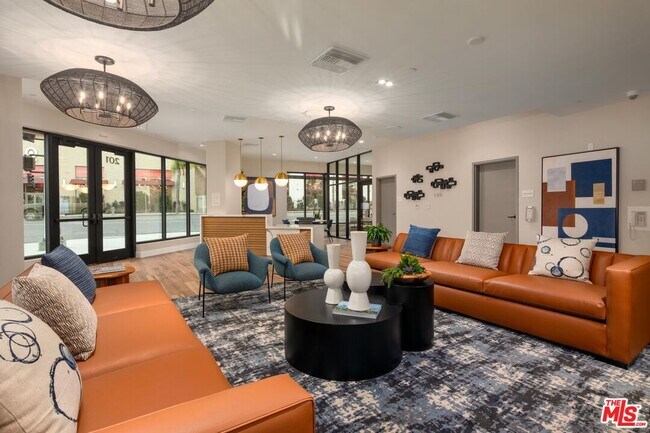 Building Photo - 201 N La Brea Ave