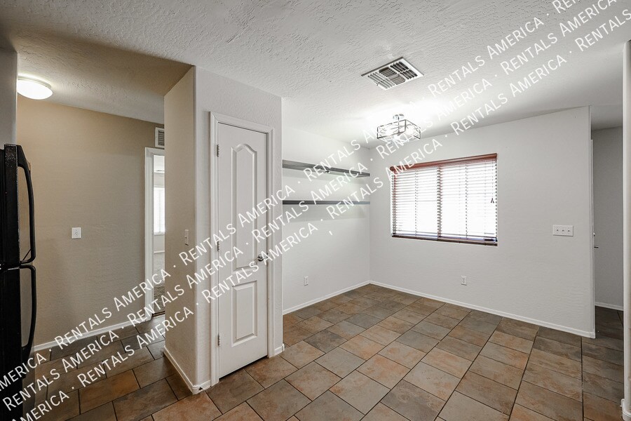 Building Photo - 25849 W Satellite Ln