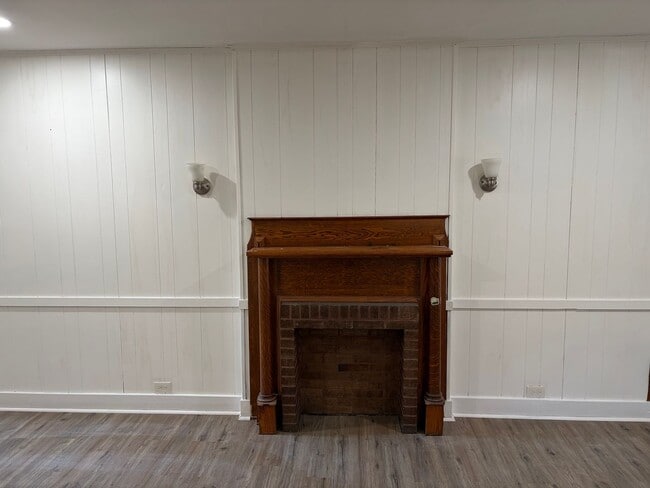Building Photo - Charming 3 Story Brick Townhome Now Available