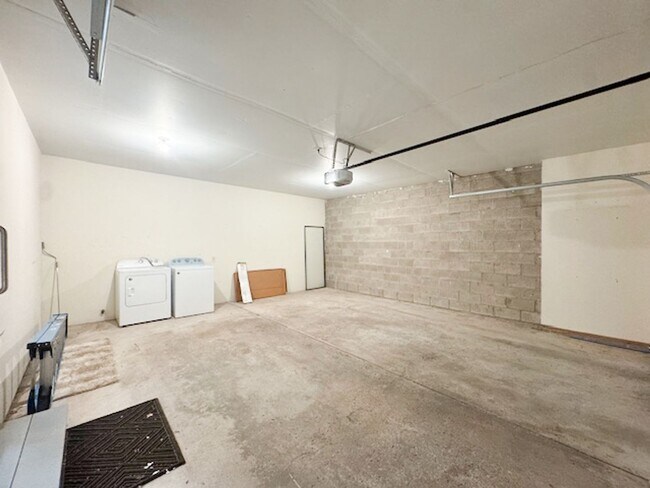 Building Photo - Amazing High-End Townhouse - End Unit - Ca...