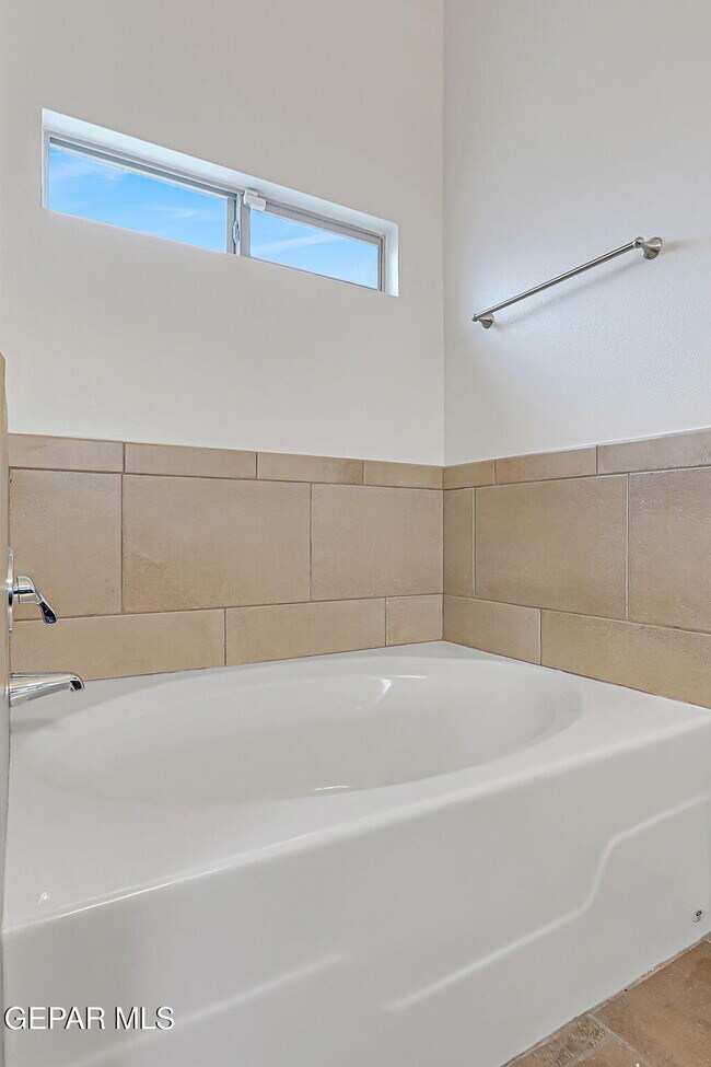 Building Photo - 308 S Manzanita Dr