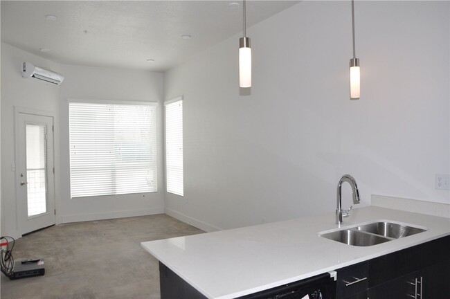 Building Photo - 1 bedroom 1 bath in SLC!