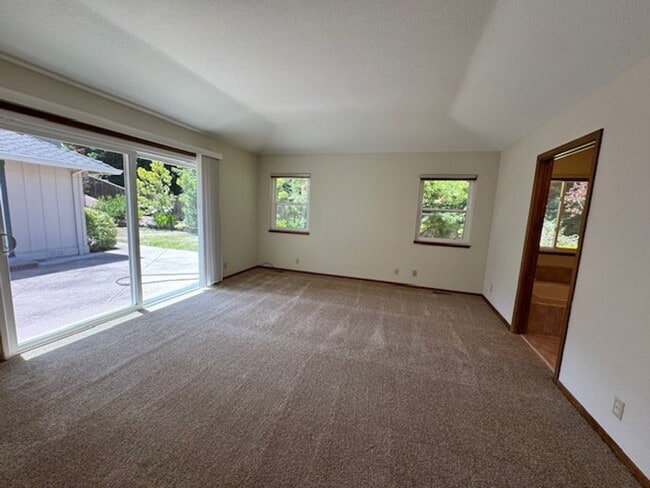 Building Photo - Spacious 4 bedroom, single level home in M...