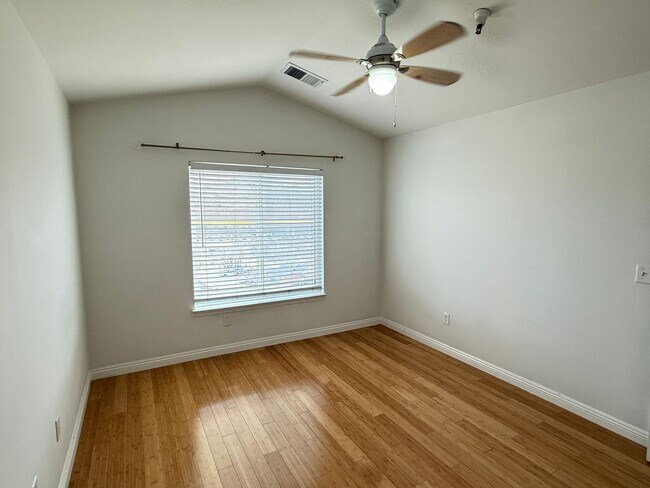 Building Photo - 2 Bedrooms with 2 Bathrooms at the Edge at...