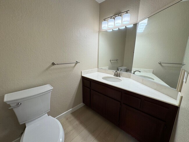 Building Photo - Spacious 2Bd/2Ba Condo w/Bonus Office, Garage and A/C!